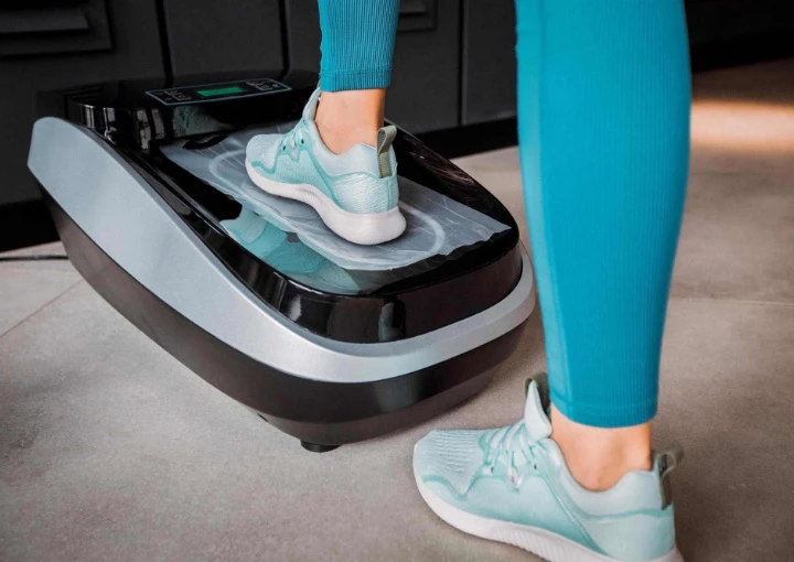 QUEN automatic shoe cover dispenser in use